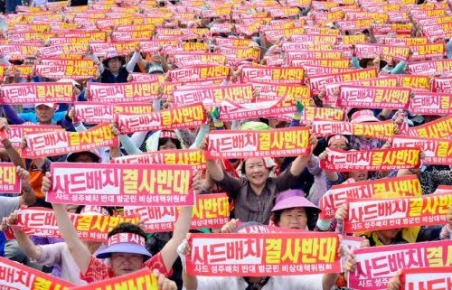 [Caption]Ảnh 2: Người dân Hàn Quốc biểu tình phản đối hệ thống phòng thủ tên lửa THAAD vào tháng 6. Ảnh: Reuters.