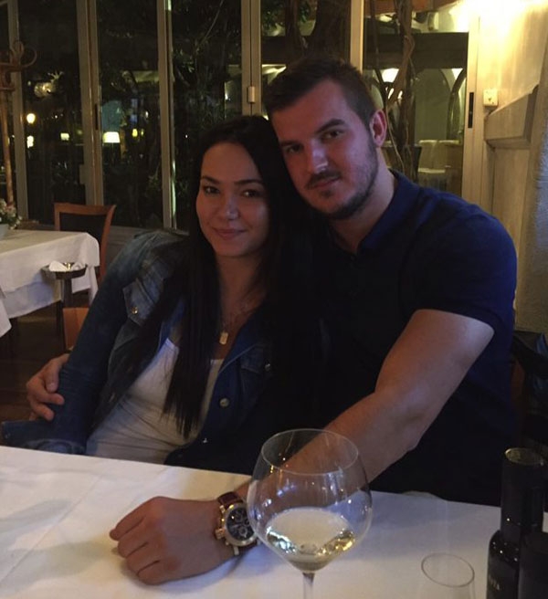 Dario là một người bạn cũ của Anita, hai người quen biết nhau hồi 16 tuổi, liên lạc lại cuối năm 2015 và bắt đầu cuộc tình ngang trái.