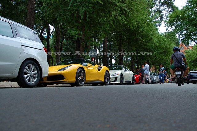  Ferrari 488 GTB, Maserati GranTurismo độ body kit MC Stradale, Lamborghini Aventador LP700-4 mui trần và McLaren 650S Spider cùng nhau xuất hiện trên con phố Hàn Thuyên. 
