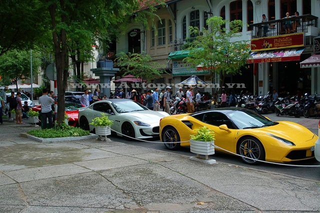  Đây là lần đầu tiên siêu xe Aventador mui trần được cho vào Sài thành hóng gió cùng các siêu xe tại đây. 
