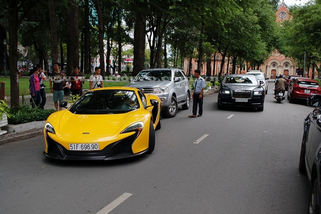  McLaren 650S Spider do Phan Thành cầm lái và phía sau là Rolls-Royce Wraith, chiếc coupe siêu sang cũng thuộc sở hữu của gia đình 8X này. 