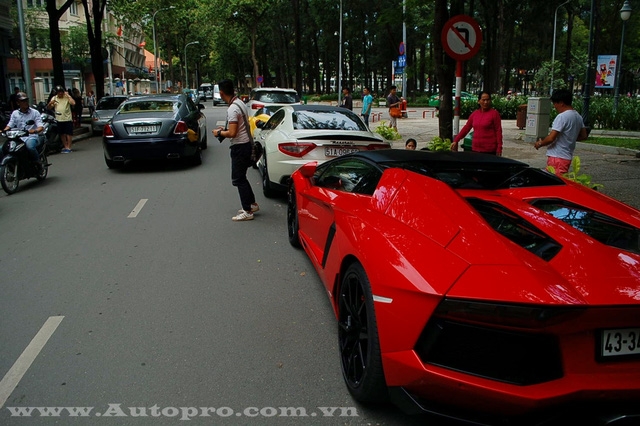  Chiếc Wraith của gia đình Phan Thành không đỗ cùng dàn siêu xe mà di chuyển thẳng về garage khiến không ít bạn trẻ mê xe tiếc nuối. 