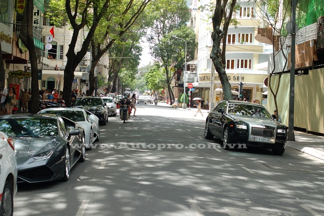  Bộ đôi Lamborghini Huracan LP610-4 cùng chiếc xe siêu sang Rolls-Royce Ghost EWB. 