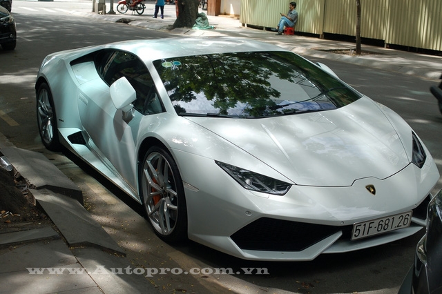 Lamborghini Huracan sở hữu động cơ V10, dung tích 5,2 lít, sản sinh công suất tối đa 610 mã lực và mô-men xoắn cực đại 560 Nm. Siêu bò mất 3,2 giây để tăng tốc từ 0-100 km/h trước khi đạt vận tốc tối đa 325 km/h. 