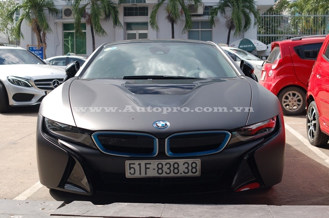  BMW i8 xuất hiện trong bãi đỗ xe tại Quận 4, biển kiểm soát của xe cũng khá dễ nhớ với cặp 38 lặp lại. 