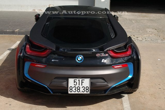  Bên dưới nắp capô của i8 là khối động cơ xăng 3 xi-lanh, tăng áp, dung tích 1,5 lít kết hợp cùng mô-tơ điện, giúp mẫu xe thể thao này có tổng công suất tối đa 362 mã lực và mô-men xoắn cực đại 570 Nm. Hệ dẫn động mạnh mẽ cho phép BMW i8 tăng tốc từ 0-100 km/h trong 4,4 giây và đạt vận tốc tối đa 250 km/h. Ấn tượng hơn là mức tiêu thụ nhiên liệu chỉ dừng ở mức 47,6 km/lít, tương đương 2,1 lít/100 km. 