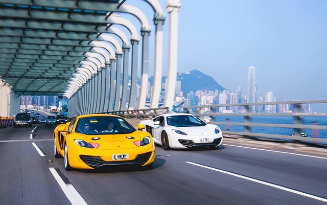  Chiếc McLaren 12C nổi bật trên phố đông. 