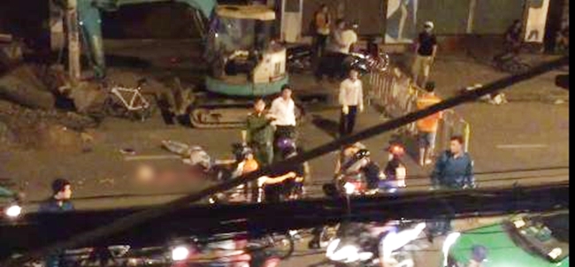 TP. HCM: Bạn bè gào khóc thảm thiết khi nam thanh niên bị xe tải cán chết trong đêm - Ảnh 1.