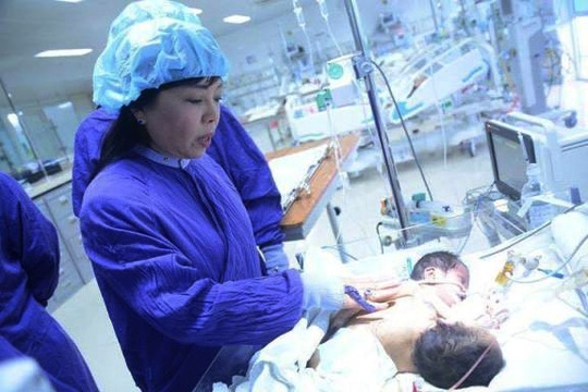 Bố mẹ cặp song sinh dính liền muốn mang gà cảm ơn Bộ trưởng Y tế