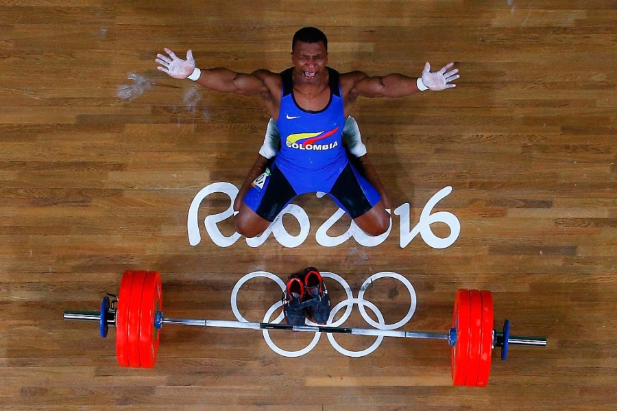 Nha vo dich Olympic khoc nuc no, coi giay giai nghe hinh anh 1