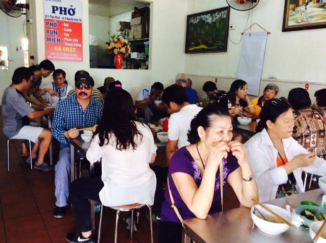 Quan pho ga sieu dat khach, 3 gio ban 500 bat tai Ha Noi hinh anh 1