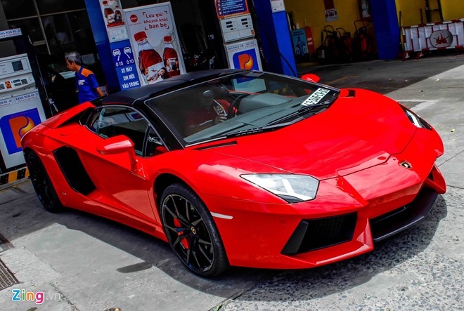 Sieu xe Aventador Roadster di do xang o Sai Gon hinh anh 3