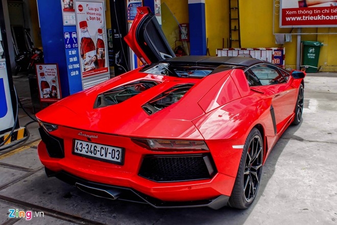 Sieu xe Aventador Roadster di do xang o Sai Gon hinh anh 4