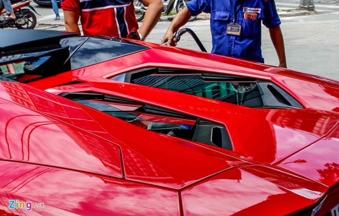 Sieu xe Aventador Roadster di do xang o Sai Gon hinh anh 5