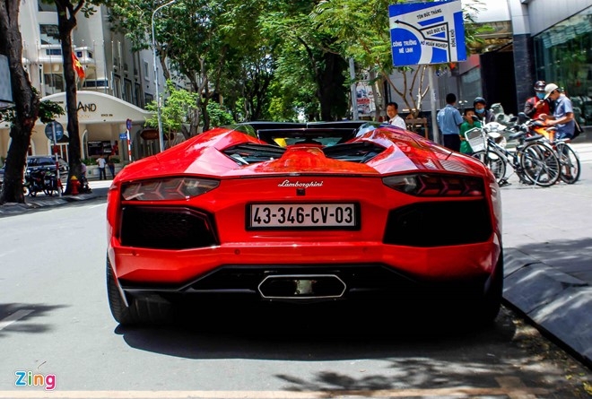 Sieu xe Aventador Roadster di do xang o Sai Gon hinh anh 7