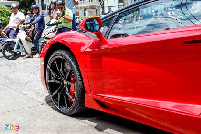 Sieu xe Aventador Roadster di do xang o Sai Gon hinh anh 8