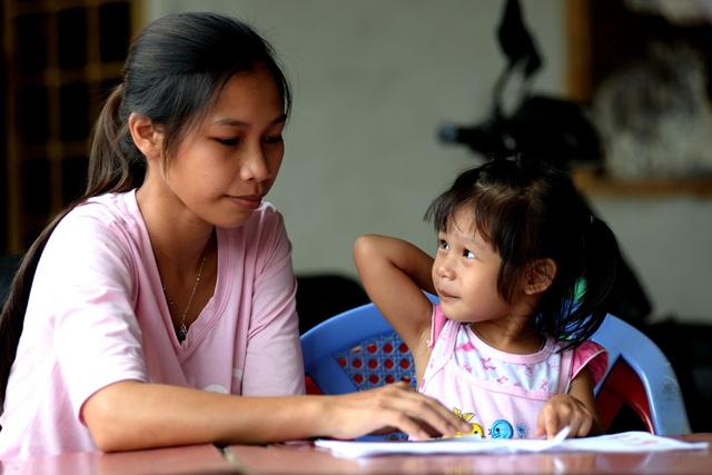  Ba năm sau sự cố bệnh viện trao nhầm con ở Bình Phước xảy ra giữa gia đình chị Nguyễn Thu Trang (26 tuổi, ngụ TX Bình Long) và chị Thị Liên (24 tuổi, dân tộc S’tieng, ngụ huyện Hớn Quản), hai bé gái Lan Anh và Ngọc Yến đã được trở về với bố mẹ ruột. Trong ảnh là chị Trang và bé Lan Anh trong những ngày đoàn tụ đầu tiên. 