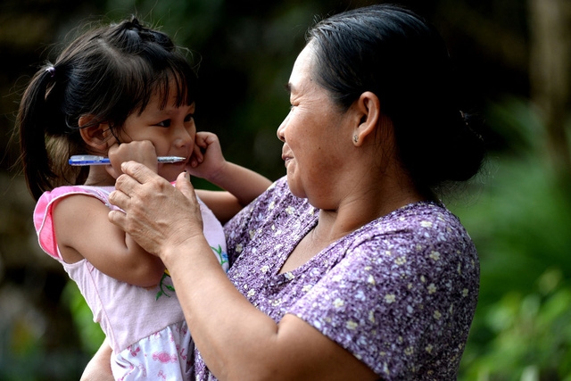  Bà Nguyễn Thị Hồng Tư, bà ngoại bé Lan Anh tâm sự: “Dù đã thân thiết với gia đình, nhưng cháu ngoại tôi vẫn còn khá rụt rè khi mọi người tới thăm”. 