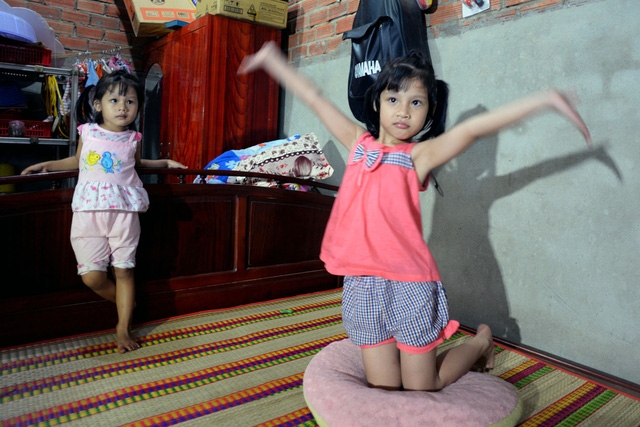  Hiện tại gia đình chị Trang sống trong ngôi nhà nhỏ dựng trên mảnh đất mượn của chính quyền địa phương. Chồng chị Trang đi làm xa cuối tuần mới về, chị Trang lại đi bán rau củ ban đêm nên bé Lan Anh thường ở nhà chơi với chị gái và bà ngoại. 