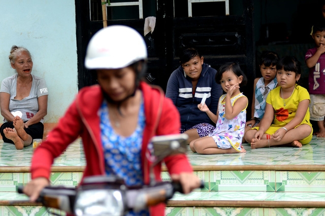  Ánh mắt buồn của bé Yến khi thấy mẹ nuôi ra về. Mỗi lần đến thăm con, chị Trang đều sợ cảnh phải tìm đủ mọi cách để trốn con về trong nước mắt. 
