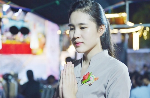 Lý do Vu Lan lại cài áo những bông hồng màu đỏ và trắng? - Ảnh 1