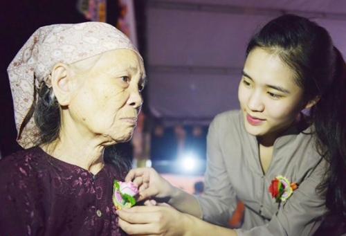 Lý do Vu Lan lại cài áo những bông hồng màu đỏ và trắng? - Ảnh 2
