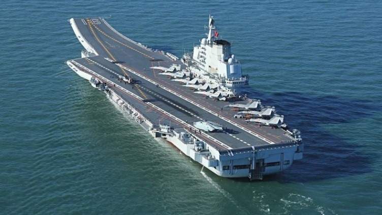 Tiêm kích J-15, trực thăng Z-18 và Z-9 trên tàu sân bay Liêu Ninh. Ảnh: Fyjs