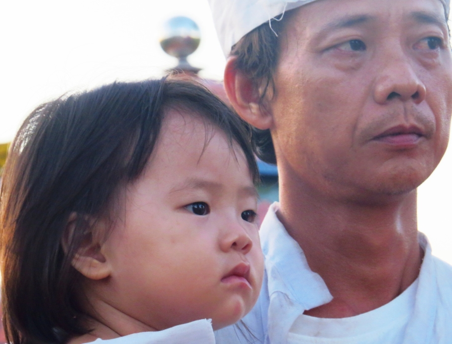 Con thơ ngơ ngác tiễn người mẹ chết bất thường ở bệnh viện - ảnh 1