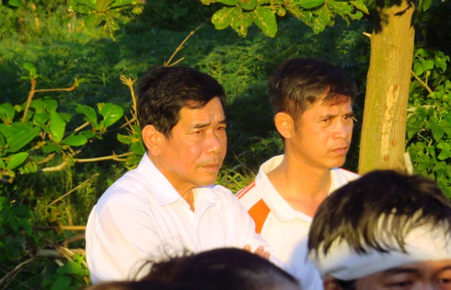 Con thơ ngơ ngác tiễn người mẹ chết bất thường ở bệnh viện - ảnh 2