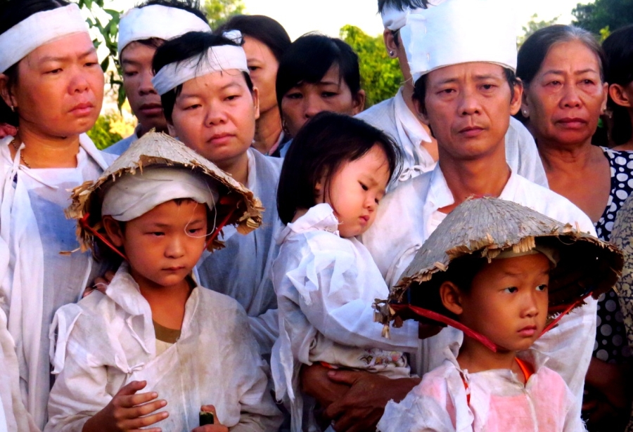 Con thơ ngơ ngác tiễn người mẹ chết bất thường ở bệnh viện - ảnh 7