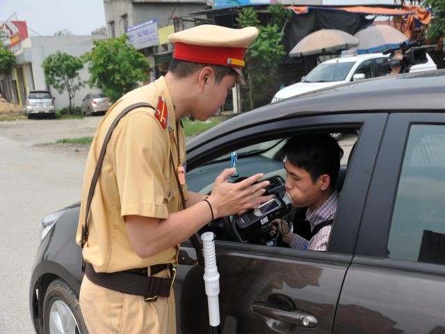 CSGT se chot o quan nhau phat tai xe co hoi men hinh anh 1
