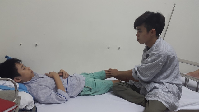  Nhiều năm nay, hai anh em Hùng Huy đã phải tự chăm sóc nhau khi lên viện. Ảnh P.T 