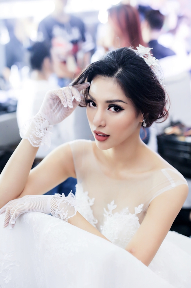 Kha Trang dien vay cuoi dinh 5000 vien pha le hinh anh 2