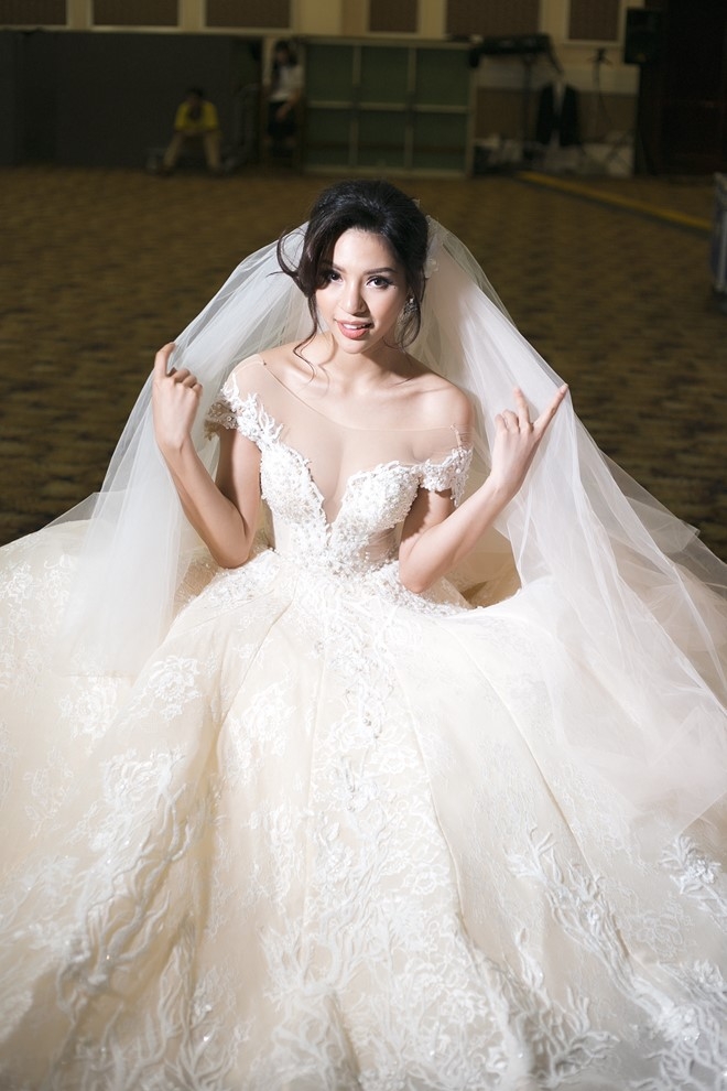 Kha Trang dien vay cuoi dinh 5000 vien pha le hinh anh 4
