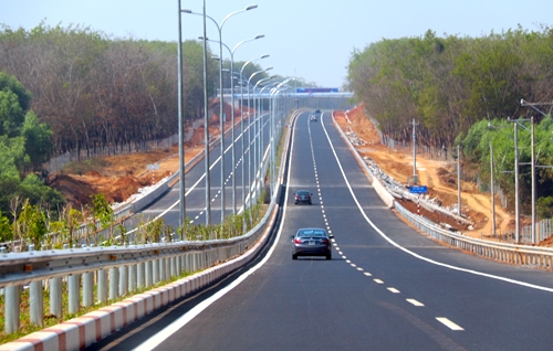 ban-co-pham-luat-khi-chay-tren-cao-toc-o-viet-nam