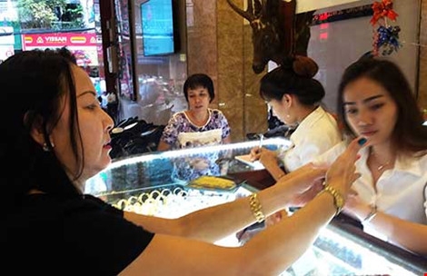 Người mua vàng đang bị ăn gian, móc túi ra sao? - 1