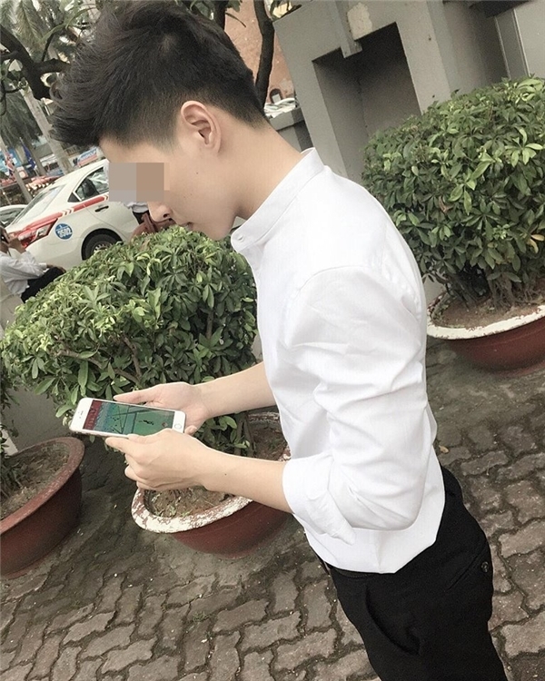 Bảnh bao đi bắt Pokémon, 2 hot boy vẫn bị ném đá vì… kém ý thức