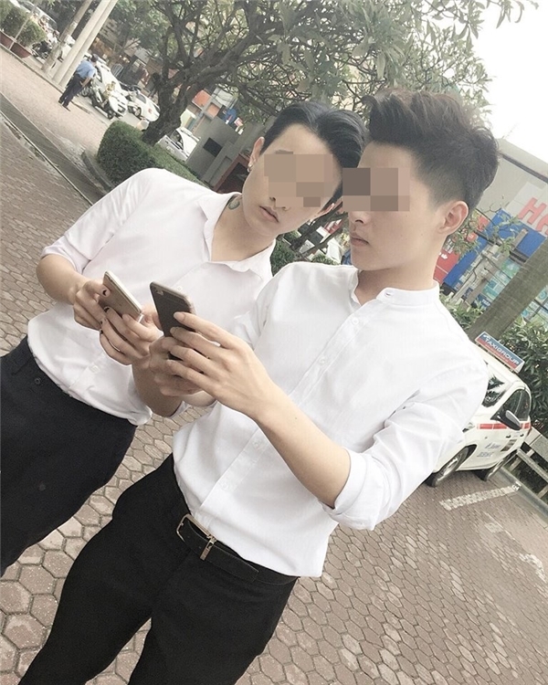 Bảnh bao đi bắt Pokémon, 2 hot boy vẫn bị ném đá vì… kém ý thức
