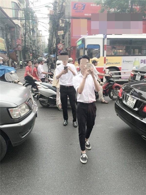 Bảnh bao đi bắt Pokémon, 2 hot boy vẫn bị ném đá vì… kém ý thức