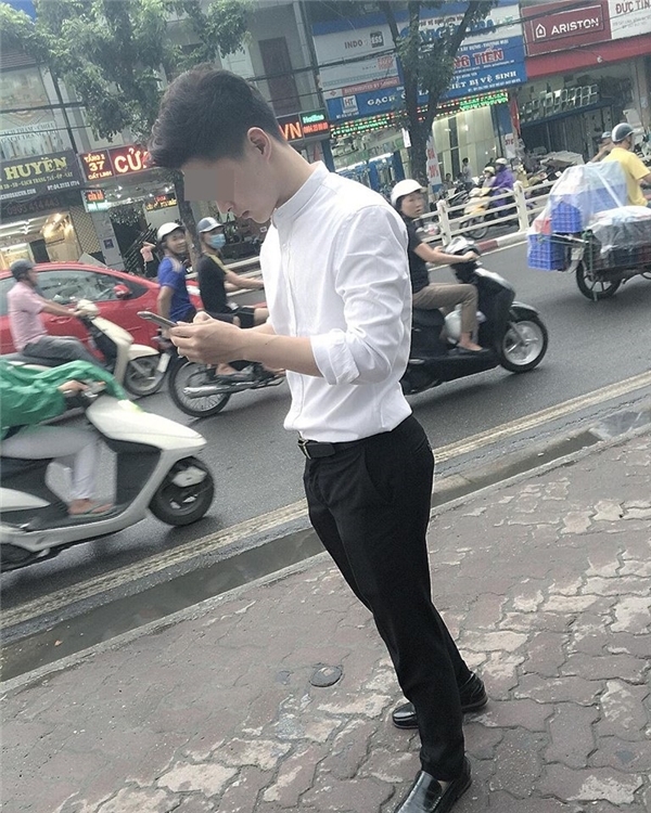Những hình ảnh cho thấy sự kém ý thức của hai thanh niên đẹp trai, bảnh bao. (Ảnh: Facebook)