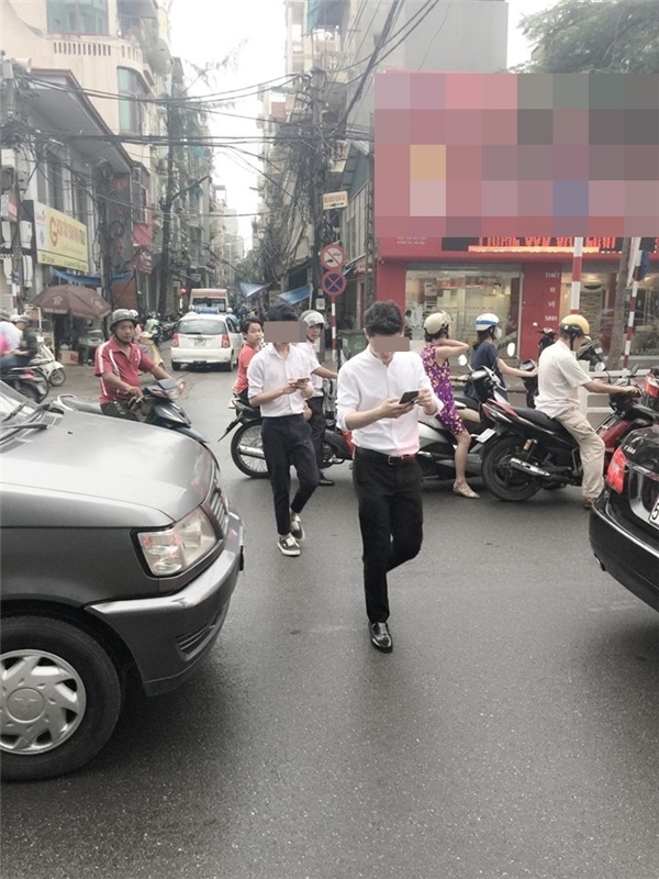 Bảnh bao đi bắt Pokémon, 2 hot boy vẫn bị ném đá vì… kém ý thức