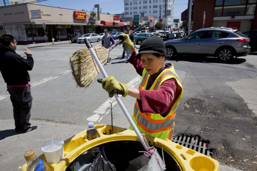 cụ bà, 67 tuổi, San Francisco, quét dọn, đường phố, báo Mỹ, nỗ lực, đam mê, trang trải cuộc sống