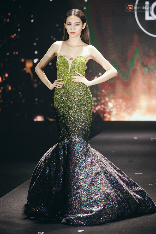 Phí Phương Anh & Chúng Huyền Thanh team Hà Hồ suýt té ngã trên sàn catwalk - Ảnh 3.