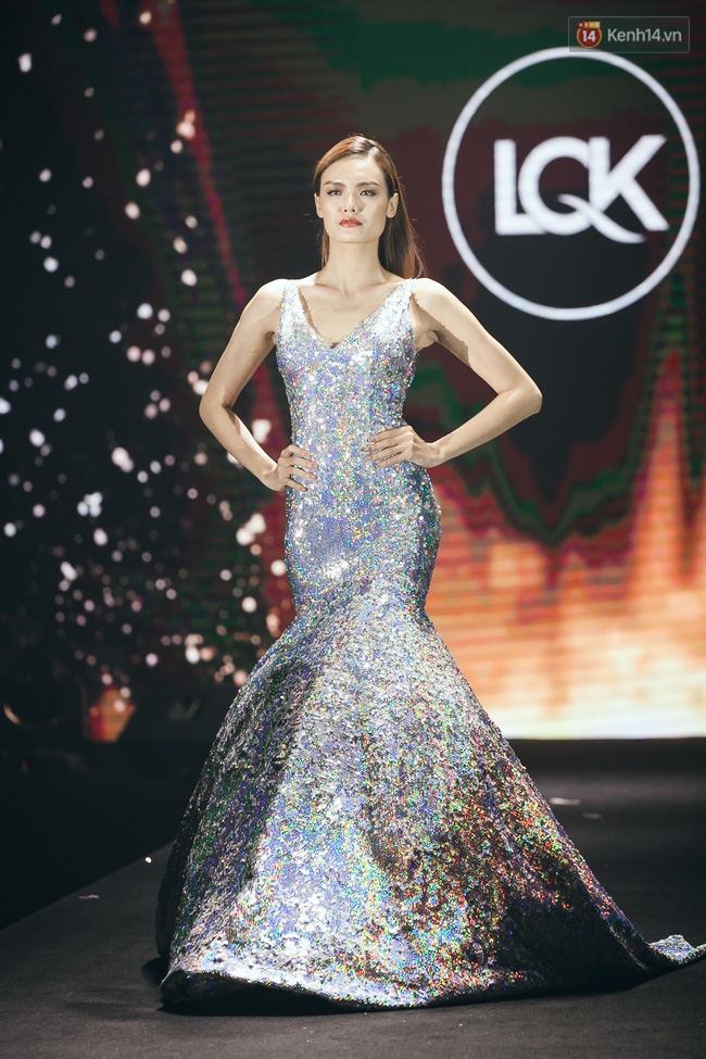 Phí Phương Anh & Chúng Huyền Thanh team Hà Hồ suýt té ngã trên sàn catwalk - Ảnh 9.
