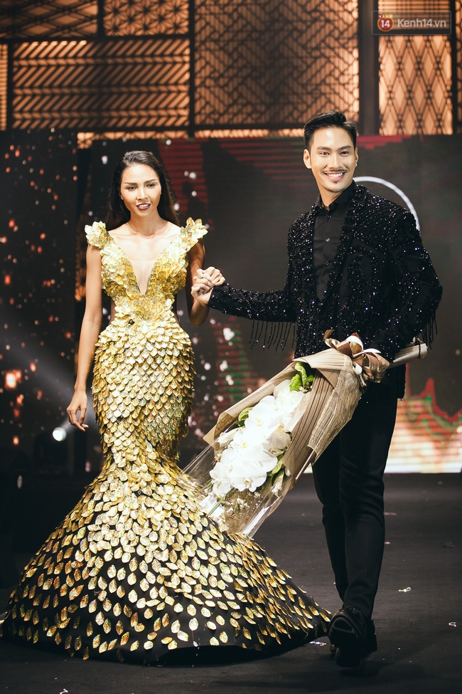 Phí Phương Anh & Chúng Huyền Thanh team Hà Hồ suýt té ngã trên sàn catwalk - Ảnh 15.