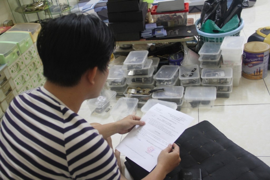 Anh Dương Trọng Tiến cầm trên tay quyết định không khởi tố vụ án hình sự