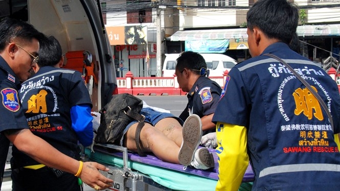 Cảnh sát đưa một người bị thương trong vụ nổ bom ở Hua Hin đi cứu chữa /// Reuters