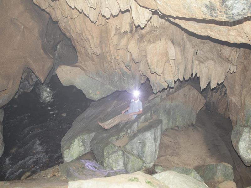 Miệng hang như hàm răng của một con quái vật.