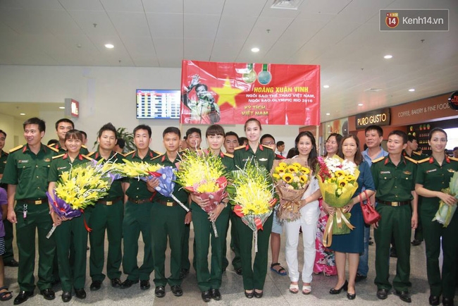 Nhà vô địch Olympic Hoàng Xuân Vinh đã về đến sân bay Nội Bài - Ảnh 3.
