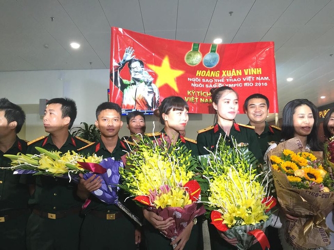 Nhà vô địch Olympic Hoàng Xuân Vinh đã về đến sân bay Nội Bài - Ảnh 4.